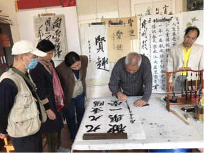 翰墨飘香庆重阳 邻里共叙敬老情——管城区蓉湾社区举办“九九重阳节 书法展风采”书法交流会暨教育咨询服务活动