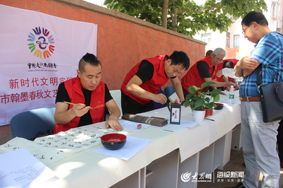 墨香沁社区 胶州市中云街道书法志愿者送作品进万家
